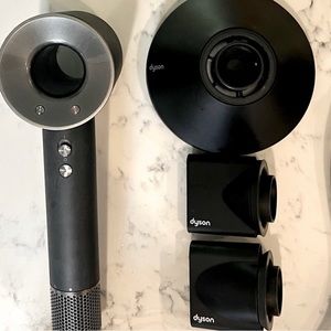 Dyson supersonic hairdryer with attachments